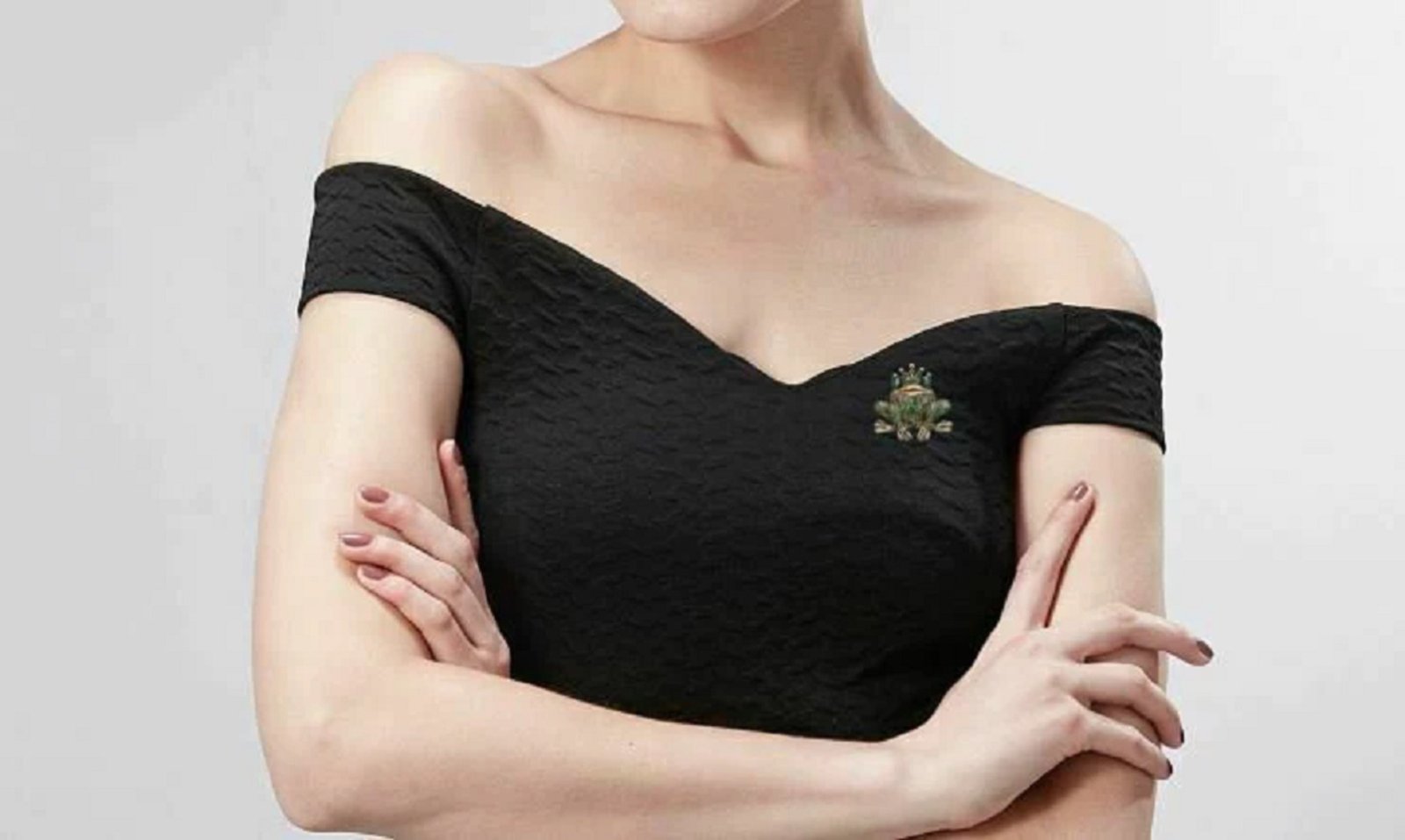 Gold-Plated Green Frog Brooch for Unisex image 2